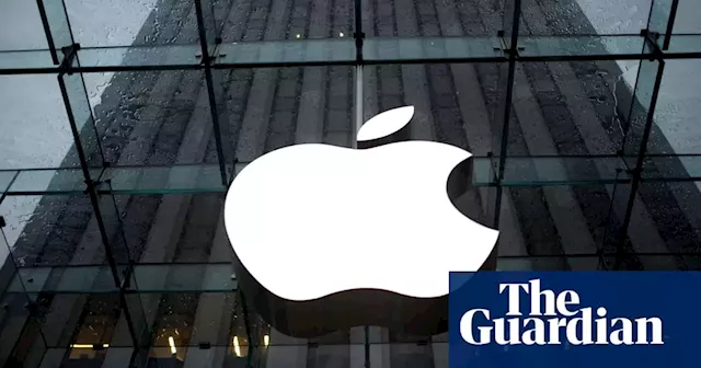 Apple becomes first US company to reach $3tn valuation