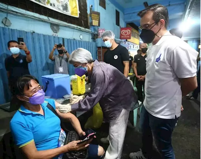 Manila LGU holds booster vaccination for Divisoria market workers