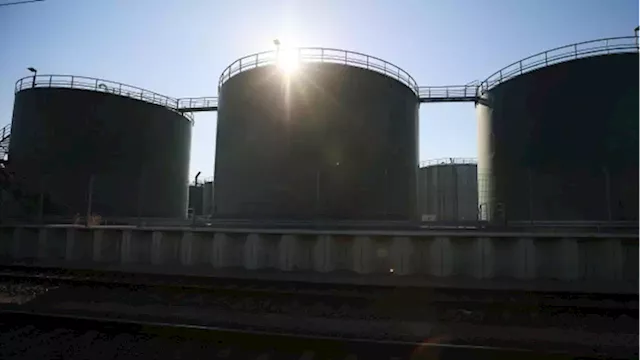 Oil edges higher after weekly loss as slowdown hangs over market - BNN Bloomberg