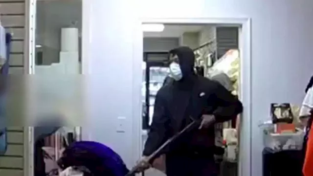 Video: Suspects who robbed Olney business armed with crutch, rifle sought by police