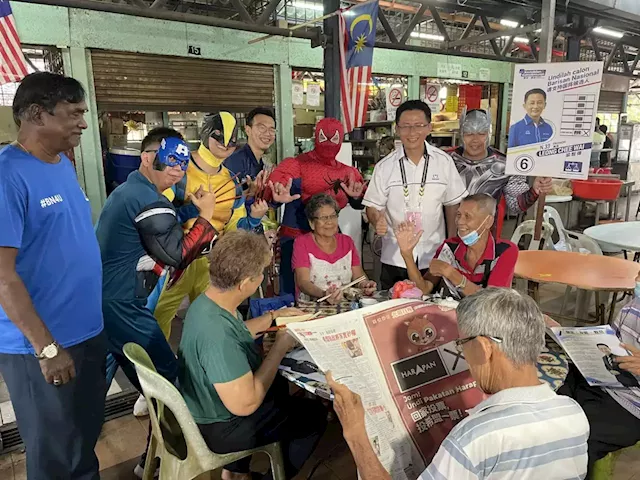 GE15: Batu Gajah market-goers get super surprise accompanying MCA candidate