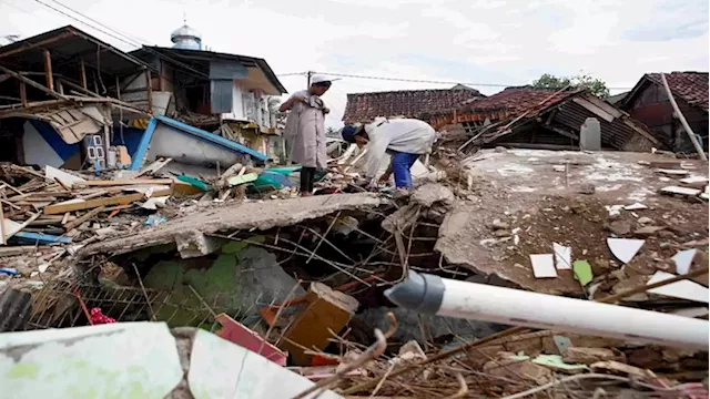 Indonesia struggles to get aid to quake survivors, rescue continues - SABC News - Breaking news, special reports, world, business, sport coverage of all South African current events. Africa's news leader.