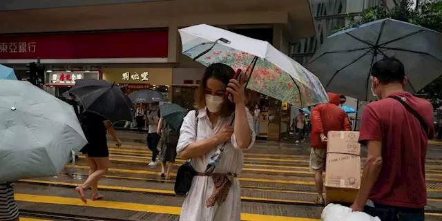 Hong Kong’s Stock Market Struggles to Find Shelter From the Storm