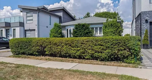 This tiny $1.1 Mississauga house dwarfed by its neighbours has never been on the market