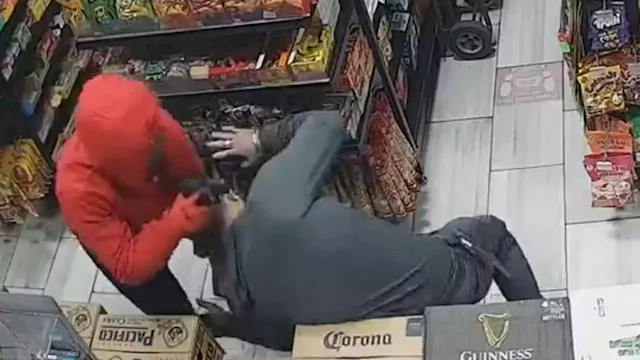 Workers robbed and pistol-whipped in San Francisco market: Video