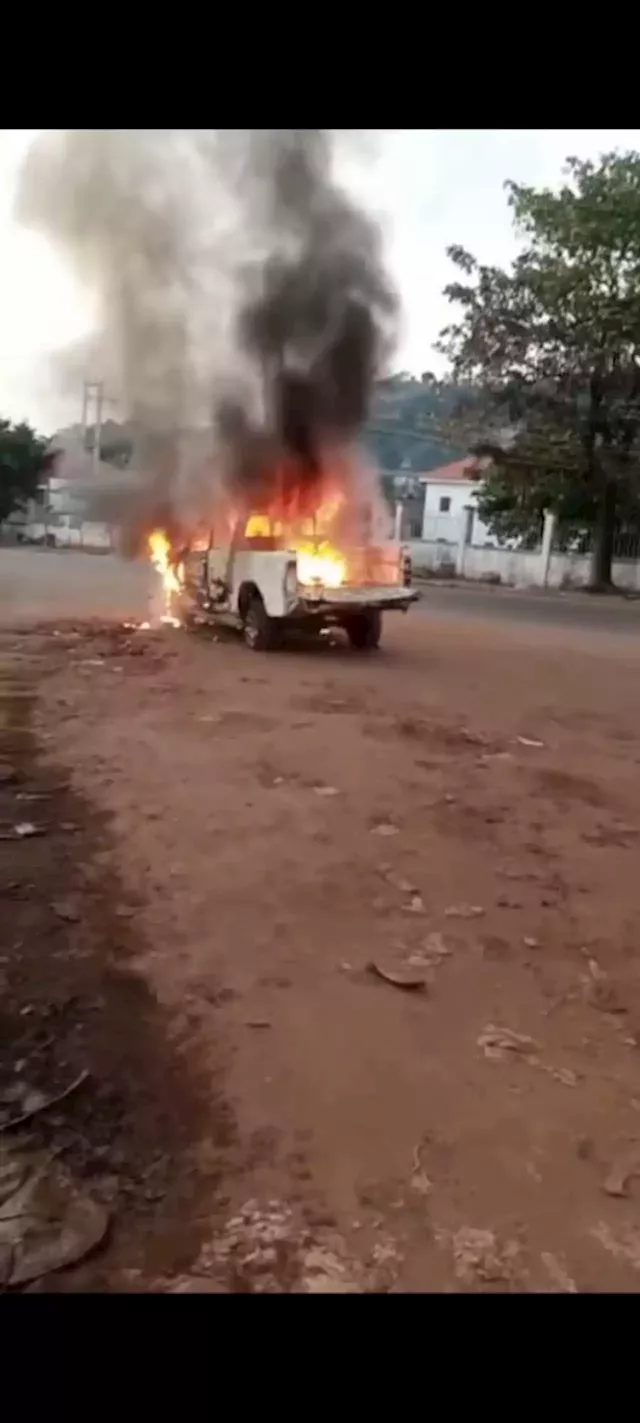 BREAKING: Gunmen Enforcing Sit-at-home Attack Enugu Market, Burn Police Operational Vehicle | Sahara Reporters