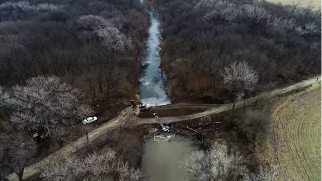 Company starting to recover oil from Kansas pipeline spill