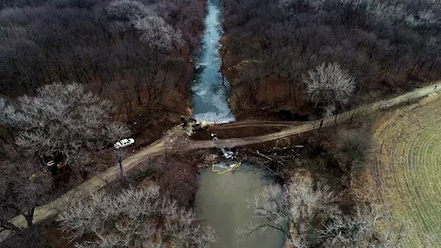 Company starting to recover oil from Kansas pipeline spill