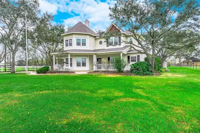 PHOTOS: Pearland abode with charming turret, wraparound porch on the market for $810K