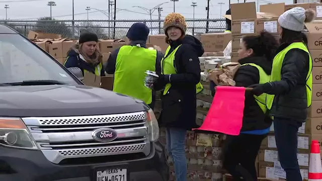 Holiday mobile food market helping North Texans in need