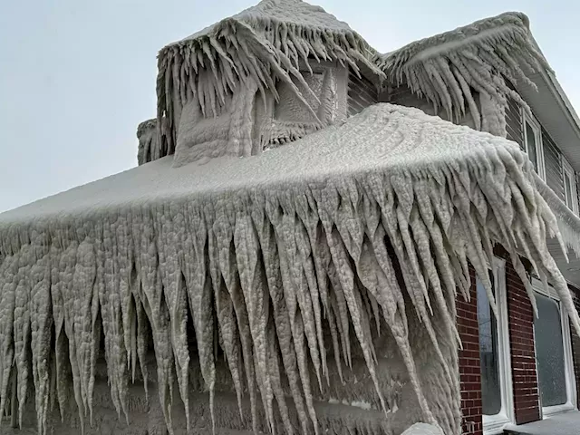 Photos show restaurant covered in giant icicles from the roof to the ground as New York reels from blizzard | Business Insider