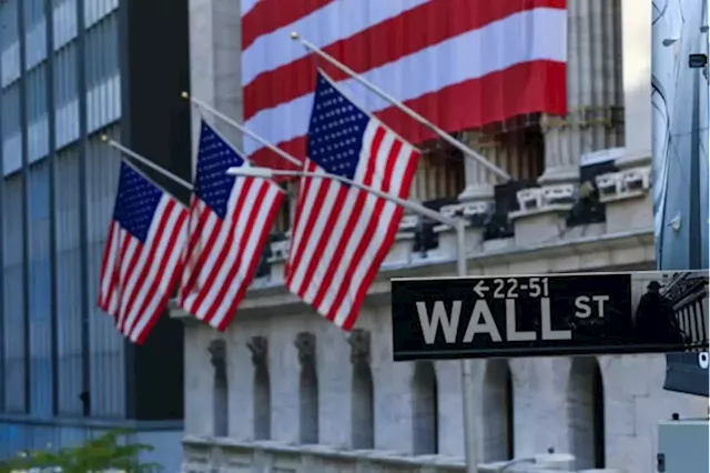 Wall St ends firmer, growth stocks lead in thin trading