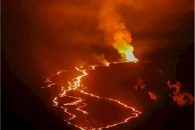 Molten lava flowing from volcano on Hawaii's Big Island threatens to block the island's main highway | Business Insider