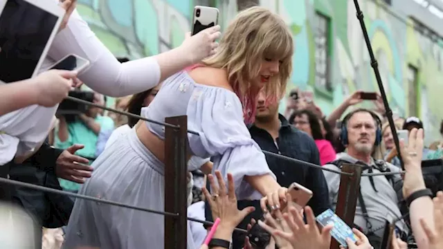 More than two dozen Taylor Swift fans sue Ticketmaster | CNN Business