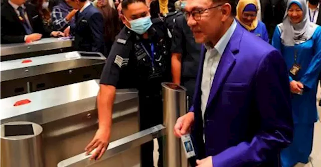 Anwar starts work as Finance Minister