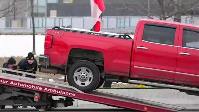 Tow truckers' safety and bottom line at risk if forced to clear Ottawa blockade, says industry rep | CBC Radio