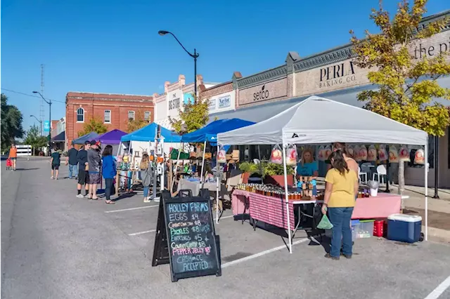 DeFuniak Springs farmers market kicks off with tractor parade