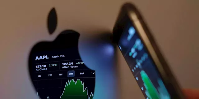 Apple stock will change an index fund's performance, depending on this one crucial investment decision