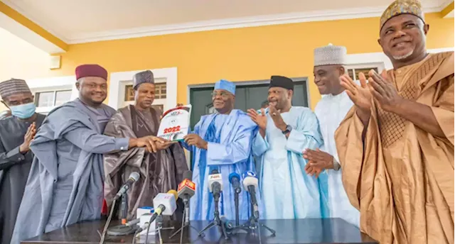 PHOTOS: North East Business Community Purchases, Presents PDP Form To Atiku