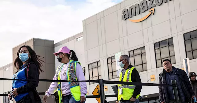 Amazon workers on Staten Island vote to unionize for first time in company's history