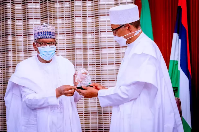 Emulate Dangote, Buhari tells Nigeria's business leaders