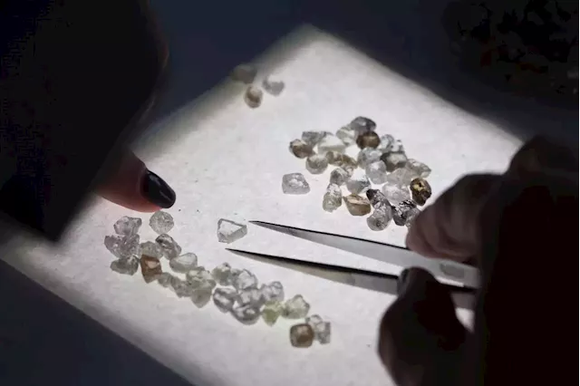 Business Maverick: The Diamond World Is Scrambling to Keep Buying Russian Gems