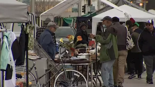 Iconic Maxwell Street Market Opens for Season in Chicago