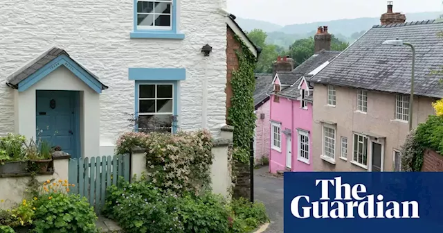 UK house prices hit record high but cost of living crisis likely to cool market