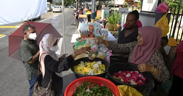 At Muslim cemetery in Penang, brisk business for flower traders during Raya | Malay Mail