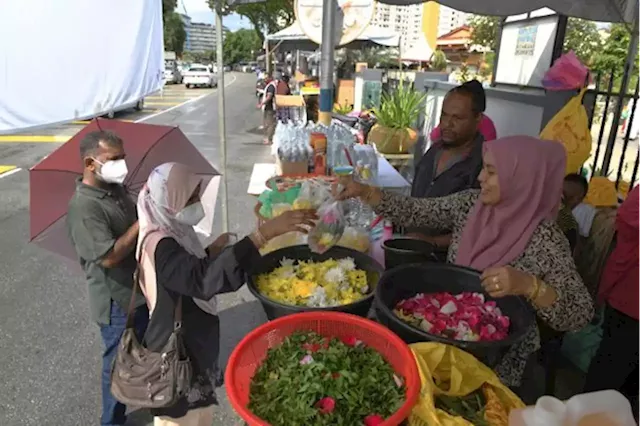 Aidilfitri: Brisk business for flower traders at Muslim cemetery