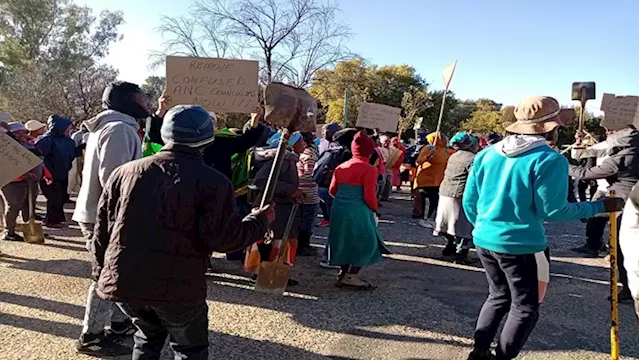 Disgruntled Schweizer Reneke residents close down Mamusa Local Municipality offices - SABC News - Breaking news, special reports, world, business, sport coverage of all South African current events. Africa's news leader.