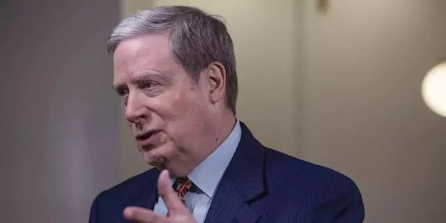 Stanley Druckenmiller fears a recession but isn't betting against stocks. Here's why.