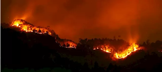 Firefighters injured and properties destroyed as Helderberg fire flares - SABC News - Breaking news, special reports, world, business, sport coverage of all South African current events. Africa's news leader.