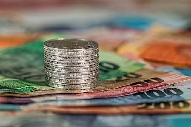 MONEY LIVE | Rand crashes through R16/$ as market prepares for big US rate hike | Fin24