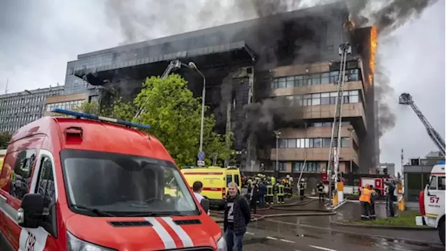 Fire engulfs Moscow business center, people feared trapped