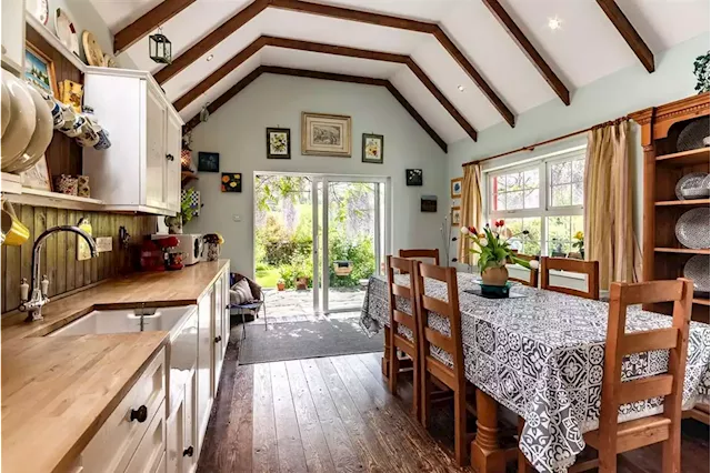 This charming wisteria-adorned cottage in Co Kerry is on the market for €239,000 | IMAGE.ie