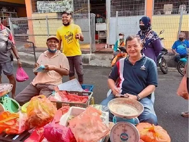 QuickCheck: Was a former top cop selling vegetables at a market stall?