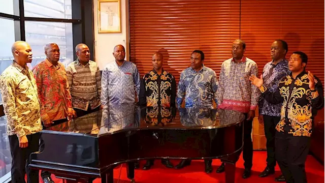 Ladysmith Black Mambazo shrug off power cut to sing for Mandela - SABC News - Breaking news, special reports, world, business, sport coverage of all South African current events. Africa's news leader.