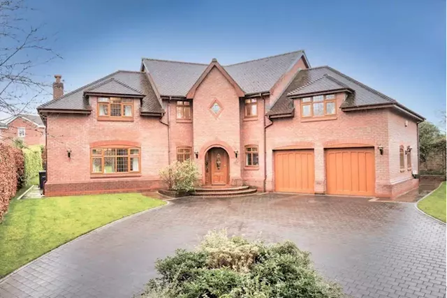 Eye-catching grand hilltop mansion with modern and spacious interior on the market for £789,995