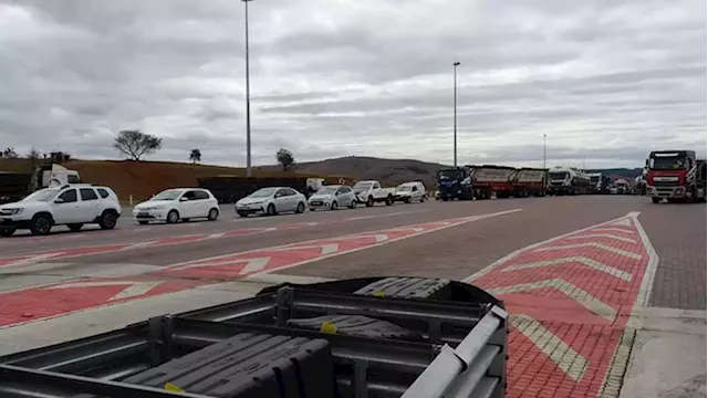 Cosatu demonstrates over high tolls and fuel at the Machado Toll Plaza - SABC News - Breaking news, special reports, world, business, sport coverage of all South African current events. Africa's news leader.