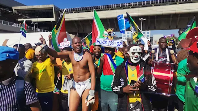 GALLERY: Fans at OR Tambo await the arrival of Wafcon winners Banyana Banyana - SABC News - Breaking news, special reports, world, business, sport coverage of all South African current events. Africa's news leader.