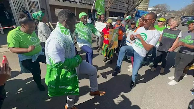 Supporters of political parties arrive ahead of Krugersdorp gang-rape court case - SABC News - Breaking news, special reports, world, business, sport coverage of all South African current events. Africa's news leader.