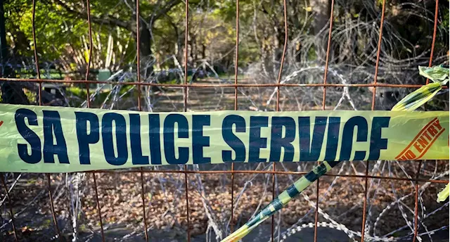 OUR BURNING ASSEMBLY: (A)mending fences — Cape Town officials want cops to remove razor wire blocking access to Company’s Garden