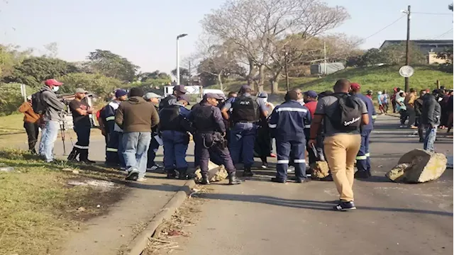 Protesting oThongathi residents set jojo tanks alight, blockade roads with rocks over lack of water - SABC News - Breaking news, special reports, world, business, sport coverage of all South African current events. Africa's news leader.