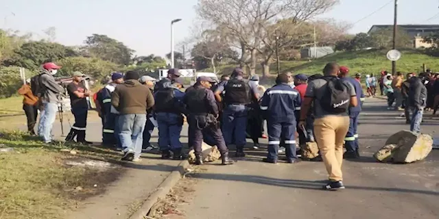 Protesting oThongathi residents set jojo tanks alight, blockade roads with rocks over lack of water - SABC News - Breaking news, special reports, world, business, sport coverage of all South African current events. Africa's news leader.