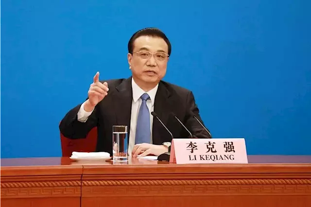 Chinese Premier Li Keqiang praises new energy vehicle sector at industry event