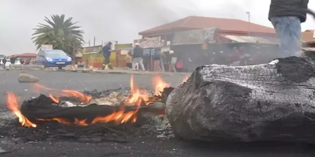 Mogale City residents call on police to arrest illegal miners in their area - SABC News - Breaking news, special reports, world, business, sport coverage of all South African current events. Africa's news leader.