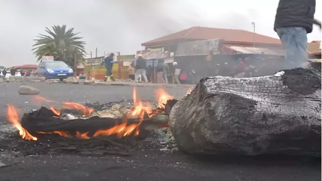 Mogale City residents call on police to arrest illegal miners in their area - SABC News - Breaking news, special reports, world, business, sport coverage of all South African current events. Africa's news leader.