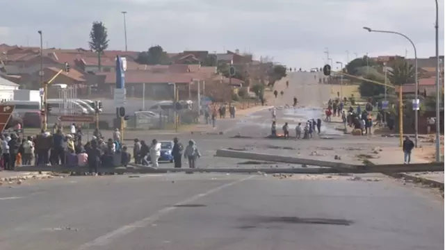 Roads leading into Kagiso blocked off over alleged zama zama gang rape - SABC News - Breaking news, special reports, world, business, sport coverage of all South African current events. Africa's news leader.