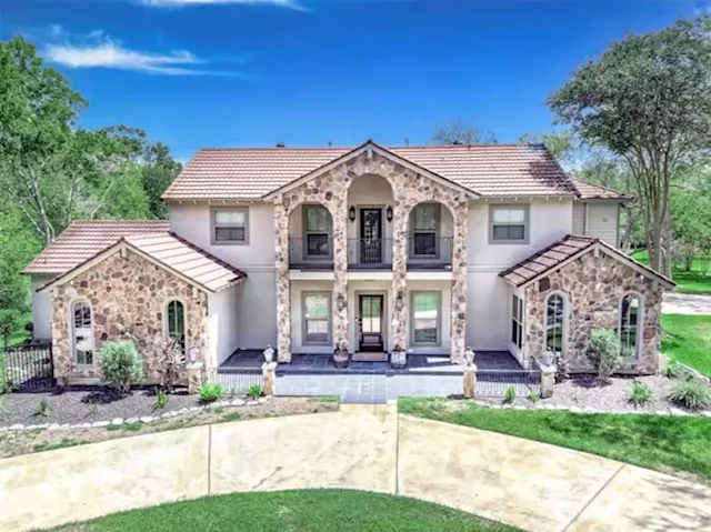 PHOTOS: Waterfront luxury at this Friendswood home on the market for $1.5M